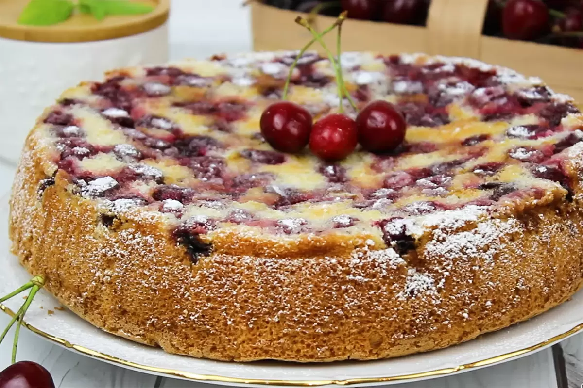 Покойная шарлотка с вишней: простое блюдо для уютного вечера