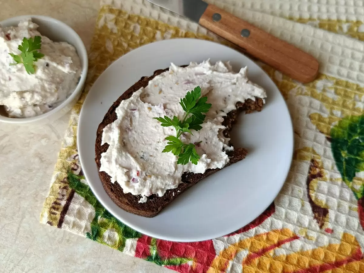 Солёный творог с луком: идеальная закуска для быстрого завтрака