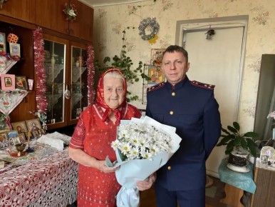 Руководитель Советского межрайонного следственного отдела поздравил с Днём Победы труженицу тыла Липатникову Евгению Павловну