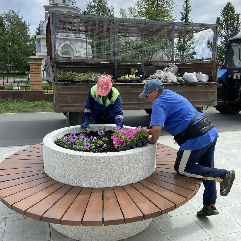 Дела городские, майские. Погода радует нас теплыми днями, а бригада озеленителей - цветами Дела городские, майские. Погода радует нас теплыми днями, а бригада озеленителей - цветами