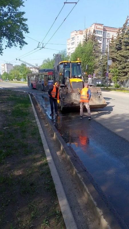 Дела городские, майские. Погода радует нас теплыми днями, а бригада озеленителей - цветами Дела городские, майские. Погода радует нас теплыми днями, а бригада озеленителей - цветами