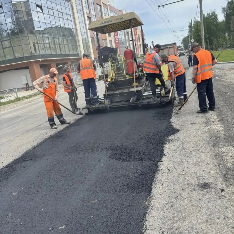 Дела городские, майские. Погода радует нас теплыми днями, а бригада озеленителей - цветами Дела городские, майские. Погода радует нас теплыми днями, а бригада озеленителей - цветами
