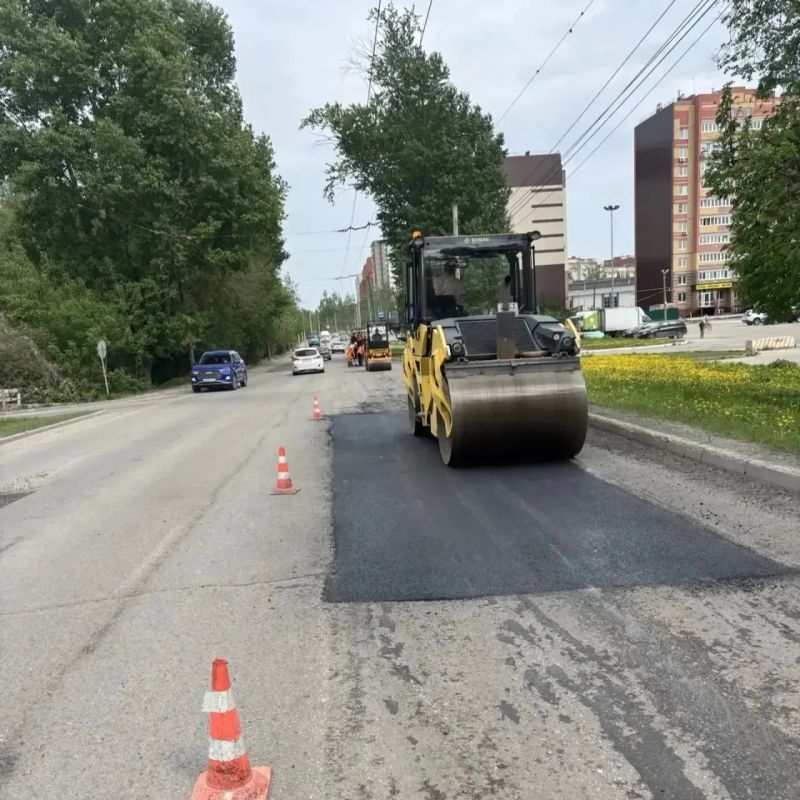 Дела городские, майские. Погода радует нас теплыми днями, а бригада озеленителей - цветами Дела городские, майские. Погода радует нас теплыми днями, а бригада озеленителей - цветами