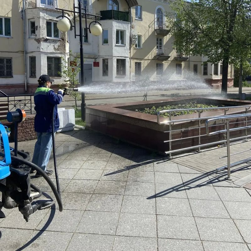 Дела городские, майские. Погода радует нас теплыми днями, а бригада озеленителей - цветами Дела городские, майские. Погода радует нас теплыми днями, а бригада озеленителей - цветами
