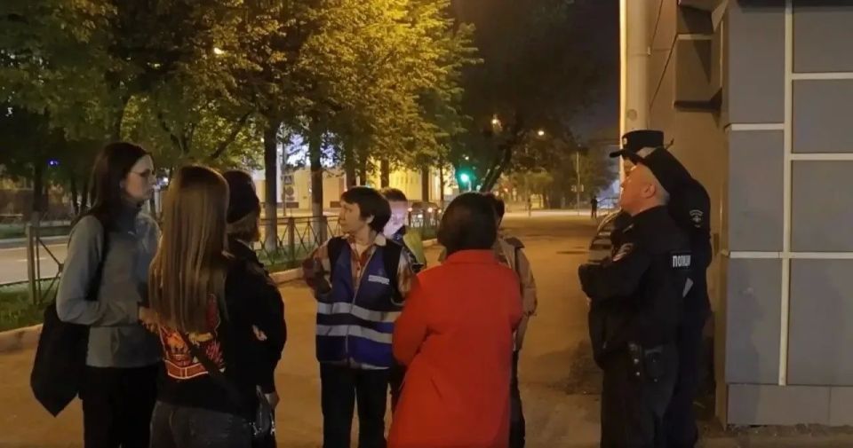 Совместный рейд полицейских и общественников по проверке соблюдения «комендантского часа» подростками прошел в Йошкар-Оле Совместный рейд полицейских и общественников по проверке соблюдения «комендантского часа» подростками прошел в Йошкар-Оле