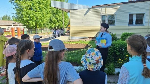 В Новоторъяльском районе сотрудники Госавтоинспекции подготавливают юных пешеходов к летним каникулам В Новоторъяльском районе сотрудники Госавтоинспекции подготавливают юных пешеходов к летним каникулам