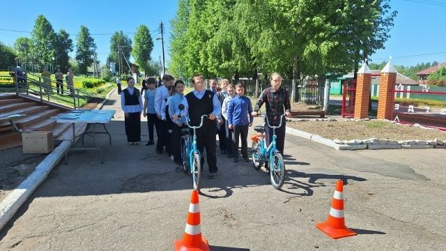 В Новоторъяльском районе сотрудники Госавтоинспекции подготавливают юных пешеходов к летним каникулам В Новоторъяльском районе сотрудники Госавтоинспекции подготавливают юных пешеходов к летним каникулам