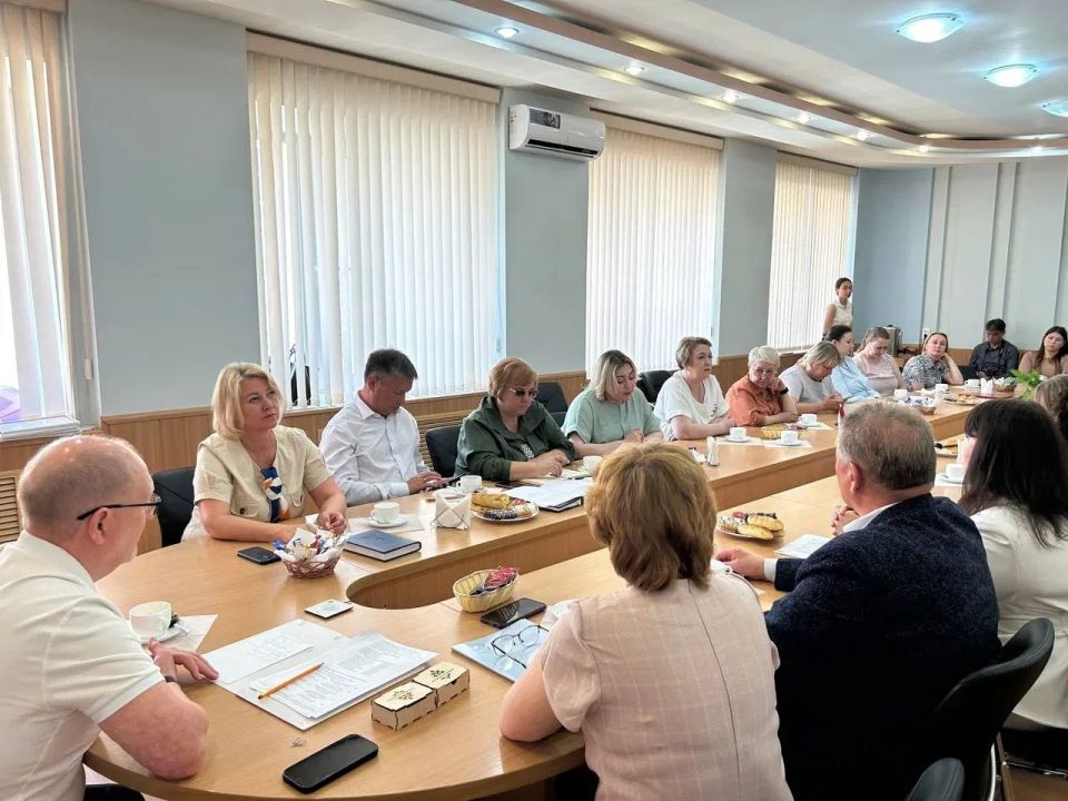 Михаил Васютин встретился с женщинами-депутатами Горномарийского района и Козьмодемьянска в рамках проекта «Женское движение «Единой России» Михаил Васютин встретился с женщинами-депутатами Горномарийского района и Козьмодемьянска в рамках проекта «Женское движение «Единой России»