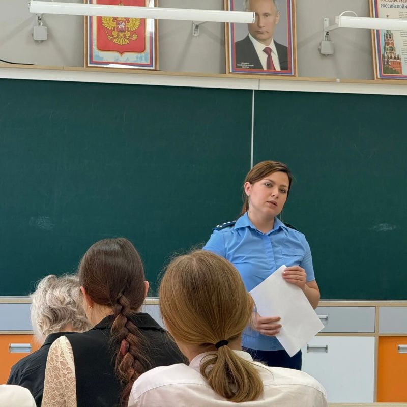 Помощник прокурора встретилась с девятиклассниками школы №32