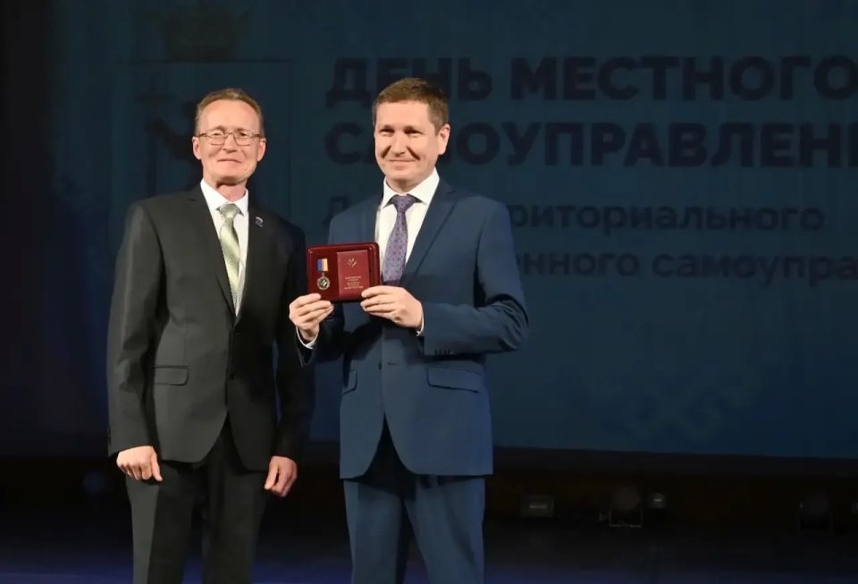Антон Трудинов: Сегодня для меня было большой честью разделить с муниципальными служащими и общественниками торжественные моменты на празднике, посвящённом Дню местного самоуправления и Дню территориального общественного... Антон Трудинов: Сегодня для меня было большой честью разделить с муниципальными служащими и общественниками торжественные моменты на празднике, посвящённом Дню местного самоуправления и Дню территориального общественного...