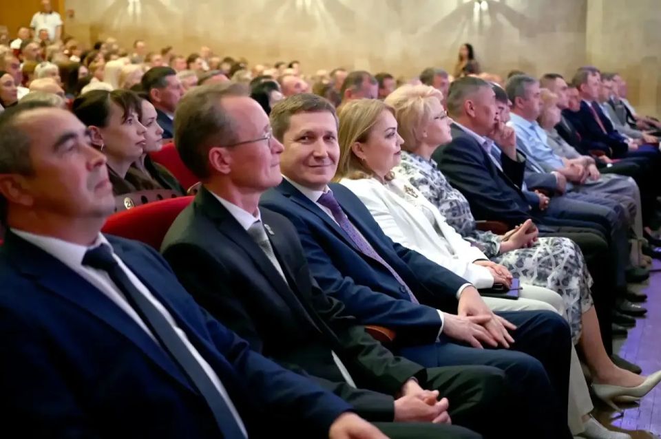 Антон Трудинов: Сегодня для меня было большой честью разделить с муниципальными служащими и общественниками торжественные моменты на празднике, посвящённом Дню местного самоуправления и Дню территориального общественного... Антон Трудинов: Сегодня для меня было большой честью разделить с муниципальными служащими и общественниками торжественные моменты на празднике, посвящённом Дню местного самоуправления и Дню территориального общественного...