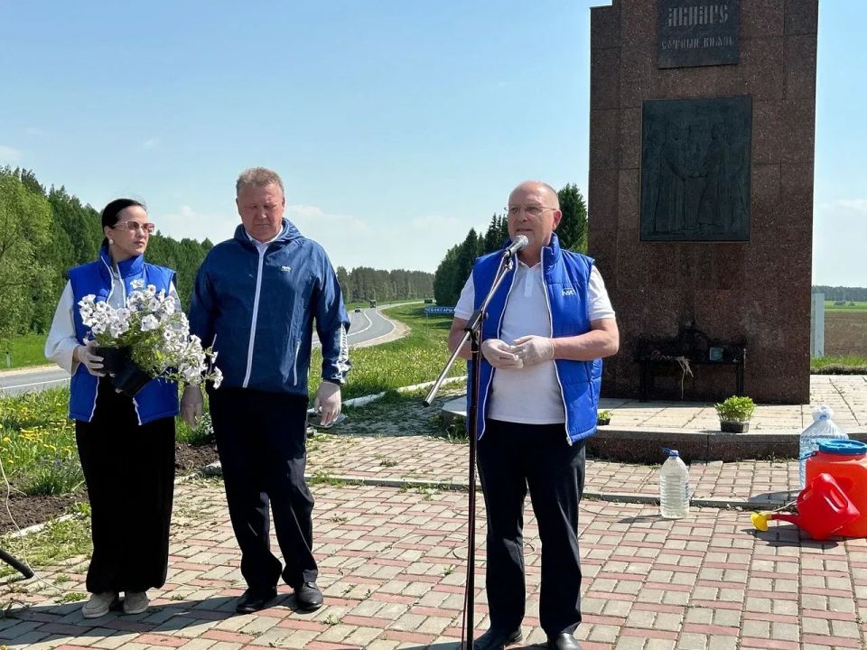 Михаил Васютин принял участие в акции посадки цветов у памятника Акпарсу Михаил Васютин принял участие в акции посадки цветов у памятника Акпарсу