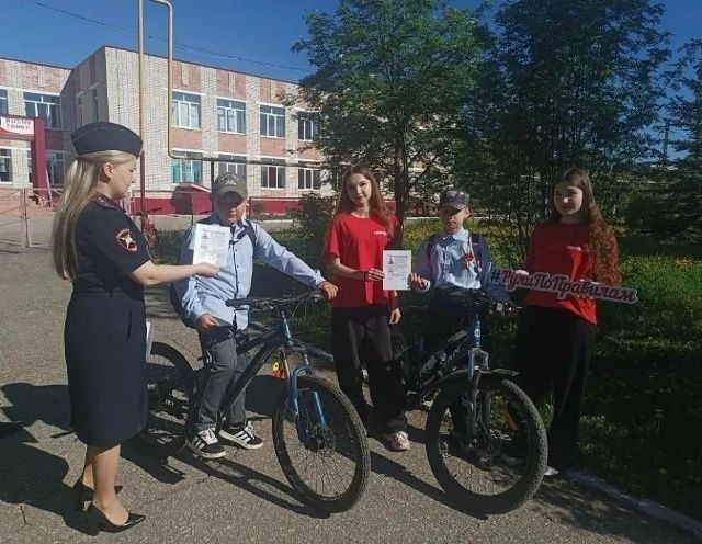 В преддверии летних каникул сотрудники отделения Госавтоинспекции МО МВД России «Сернурский» совместно с активистами Движения Первых Марисолинской средней школы провели акцию по профилактике безопасности дорожного движения... В преддверии летних каникул сотрудники отделения Госавтоинспекции МО МВД России «Сернурский» совместно с активистами Движения Первых Марисолинской средней школы провели акцию по профилактике безопасности дорожного движения...