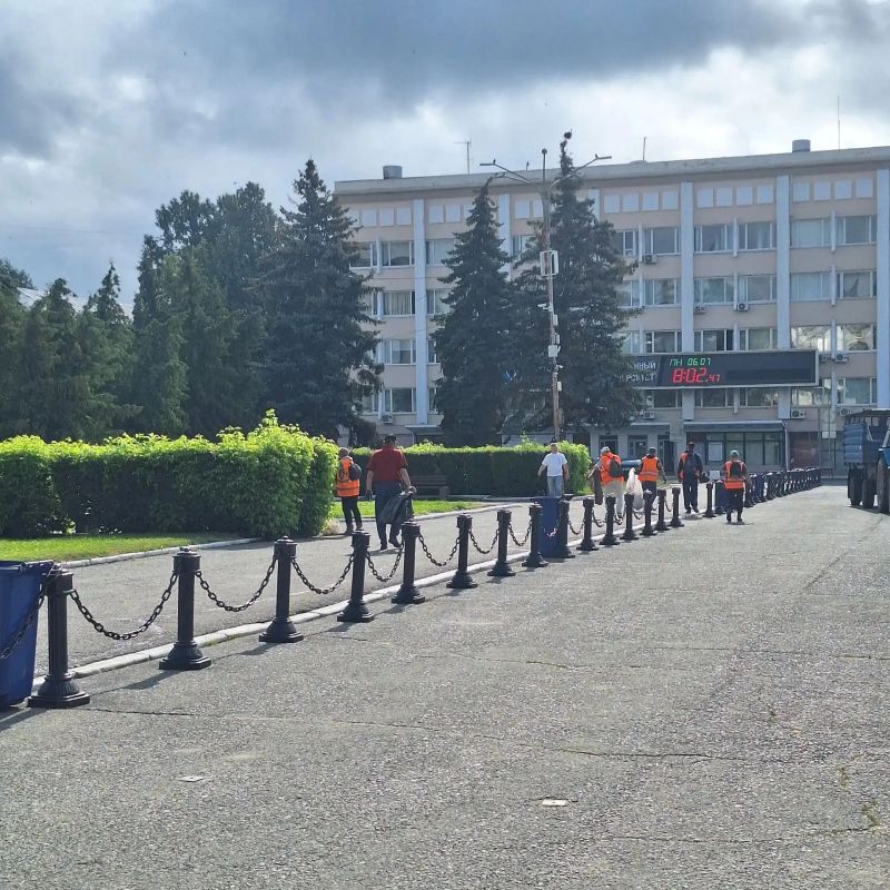 Лето в самом разгаре, а значит, у коммунальных служб города — горячая пора! Лето в самом разгаре, а значит, у коммунальных служб города — горячая пора!