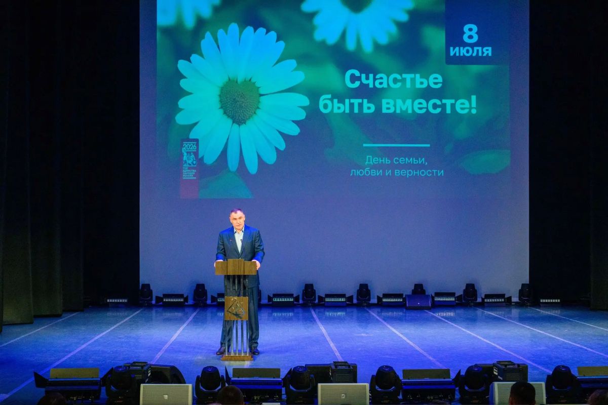 Юрий Зайцев: Мне очень приятно в этот замечательный праздник вручить жителям из разных уголков республики почетные знаки «За достойное воспитание детей» Юрий Зайцев: Мне очень приятно в этот замечательный праздник вручить жителям из разных уголков республики почетные знаки «За достойное воспитание детей»