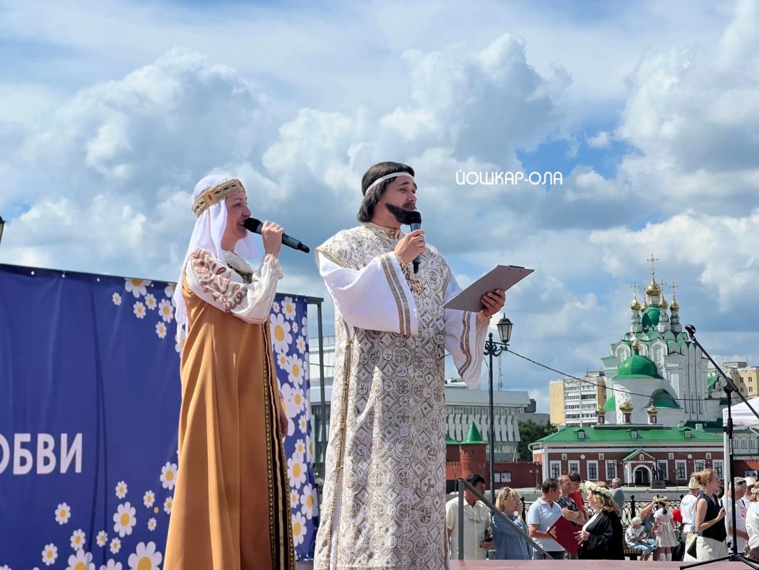 В День семьи, любви и верности в Йошкар-Оле прошел парад семей, который собрал 1014 человек, в том числе 323 семьи В День семьи, любви и верности в Йошкар-Оле прошел парад семей, который собрал 1014 человек, в том числе 323 семьи