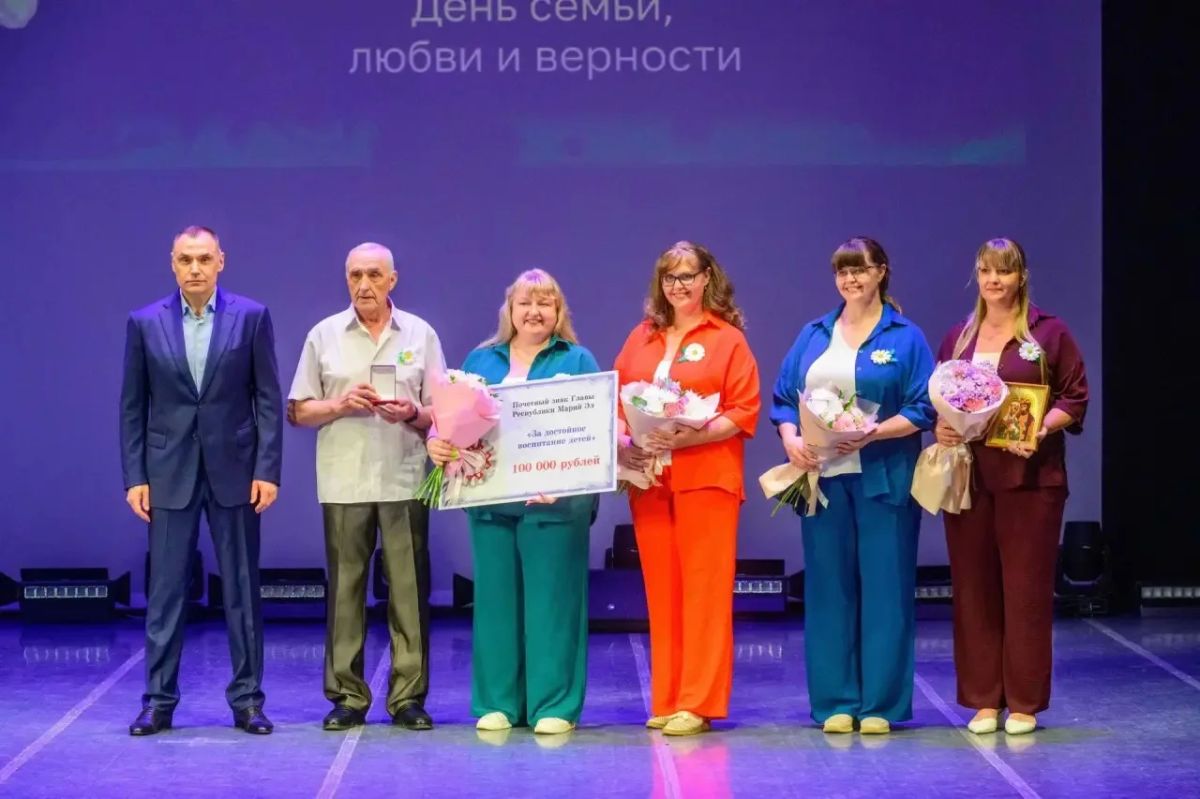 Юрий Зайцев вручил почетные знаки «За достойное воспитание детей» Юрий Зайцев вручил почетные знаки «За достойное воспитание детей»