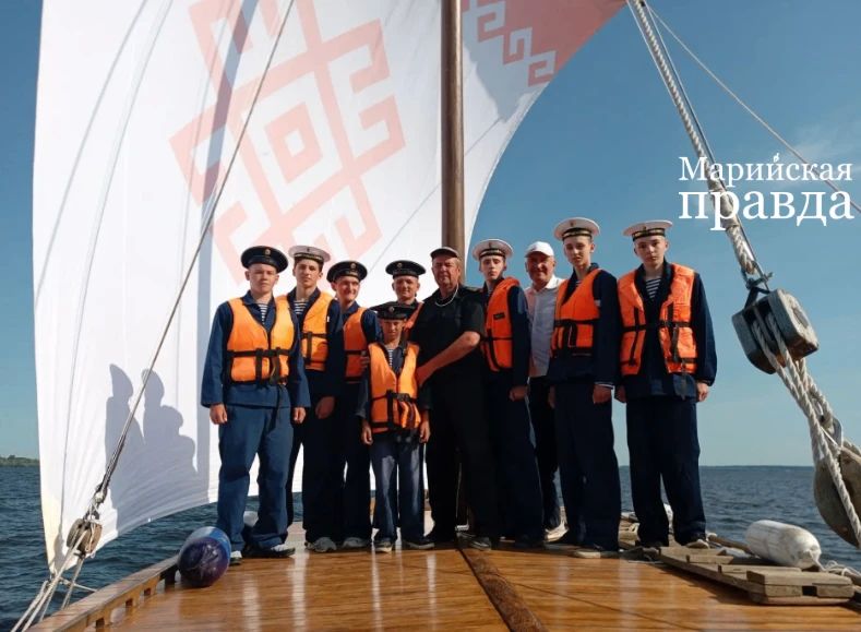 Юные моряки из Марий Эл прямо сейчас плывут по реке к Москве Юные моряки из Марий Эл прямо сейчас плывут по реке к Москве