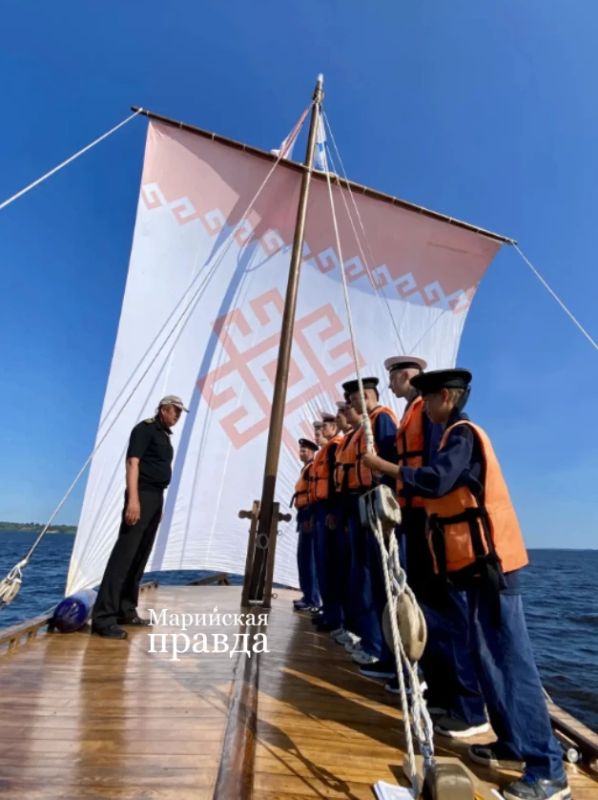 Юные моряки из Марий Эл прямо сейчас плывут по реке к Москве Юные моряки из Марий Эл прямо сейчас плывут по реке к Москве