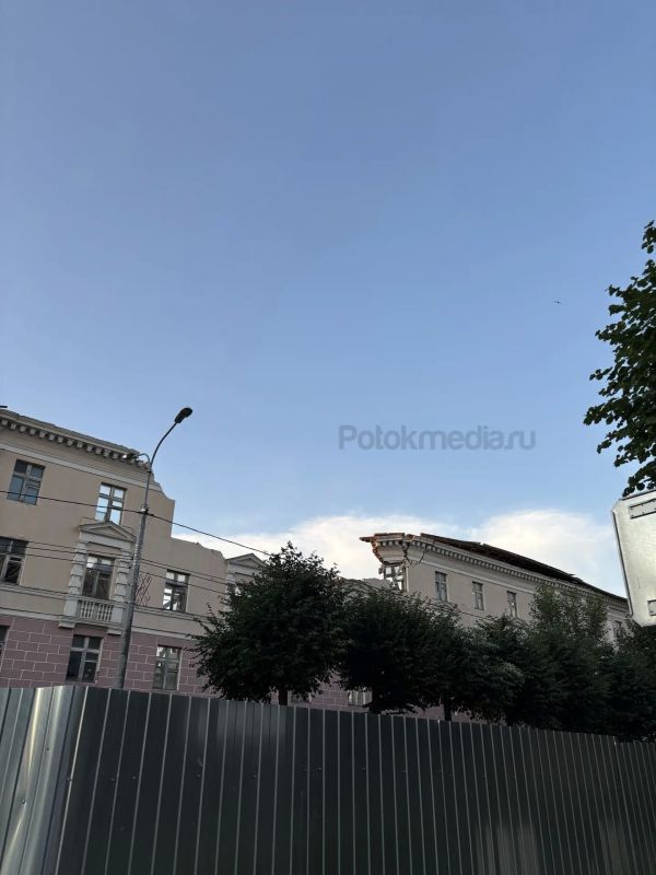 Вот как сейчас выглядит здание бывшего общежития пединститута на улице Кремлевской, которое начали разбирать Вот как сейчас выглядит здание бывшего общежития пединститута на улице Кремлевской, которое начали разбирать
