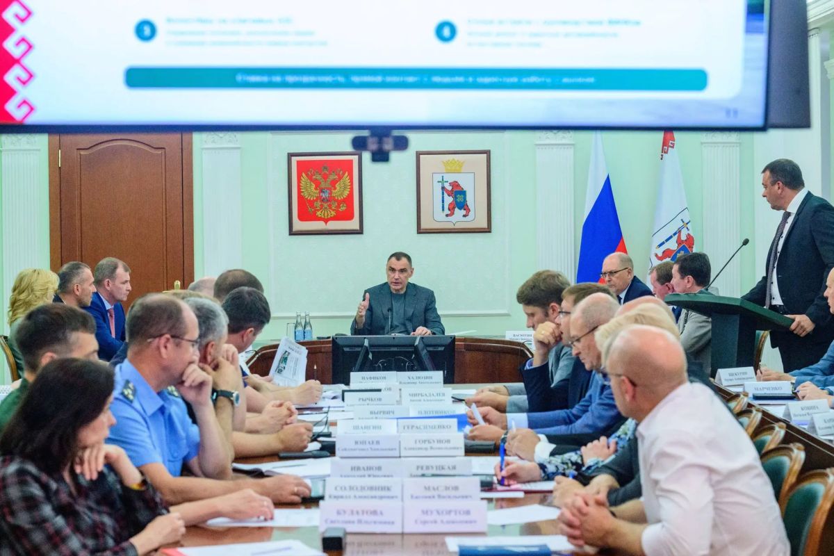 Михаил Васютин принял участие в заседании республиканского оперативного штаба по вопросам топливообеспечения Михаил Васютин принял участие в заседании республиканского оперативного штаба по вопросам топливообеспечения