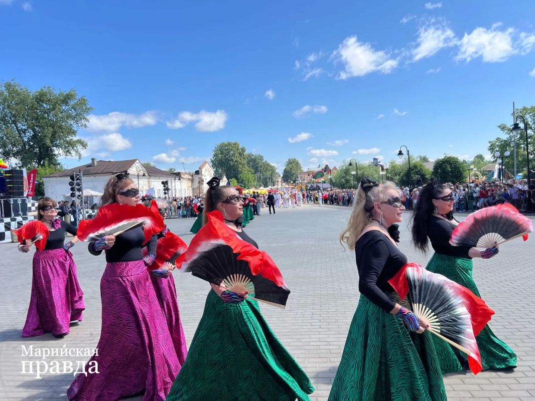 В Козьмодемьянске прошло карнавальное шествие в рамках фестиваля «Васюки Фест» В Козьмодемьянске прошло карнавальное шествие в рамках фестиваля «Васюки Фест»