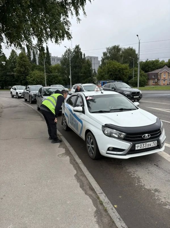 Волонтеры дежурят на АЗС Йошкар-Олы Волонтеры дежурят на АЗС Йошкар-Олы