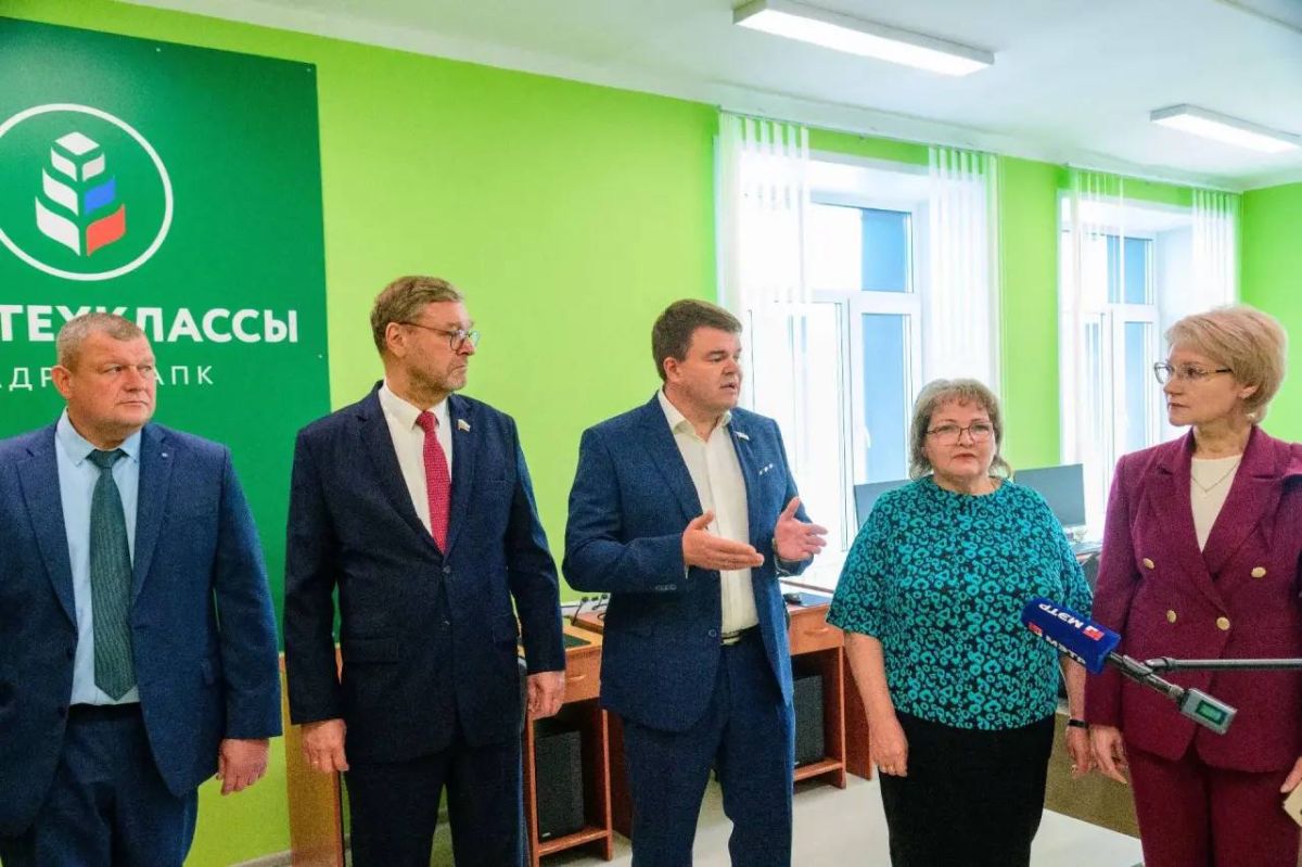 Глава региона поздравил школьников и педагогов Новоарбанской школы с Днём знаний Глава региона поздравил школьников и педагогов Новоарбанской школы с Днём знаний