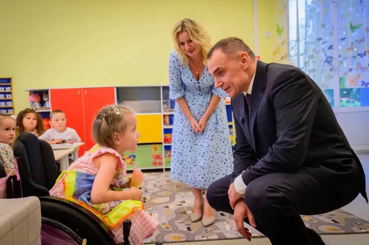Глава региона поздравил школьников и педагогов Новоарбанской школы с Днём знаний Глава региона поздравил школьников и педагогов Новоарбанской школы с Днём знаний