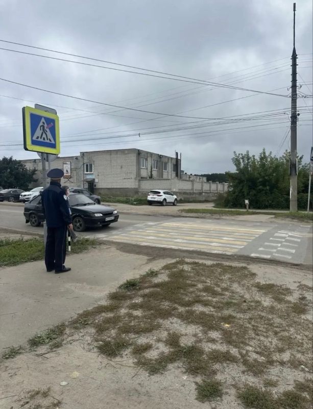 В Марий Эл автоинспекторы обеспечивают безопасность на пешеходных переходах у образовательных организаций В Марий Эл автоинспекторы обеспечивают безопасность на пешеходных переходах у образовательных организаций