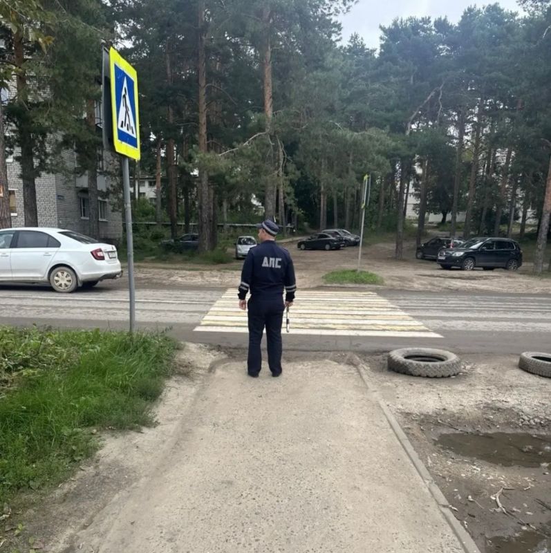 В Марий Эл автоинспекторы обеспечивают безопасность на пешеходных переходах у образовательных организаций В Марий Эл автоинспекторы обеспечивают безопасность на пешеходных переходах у образовательных организаций