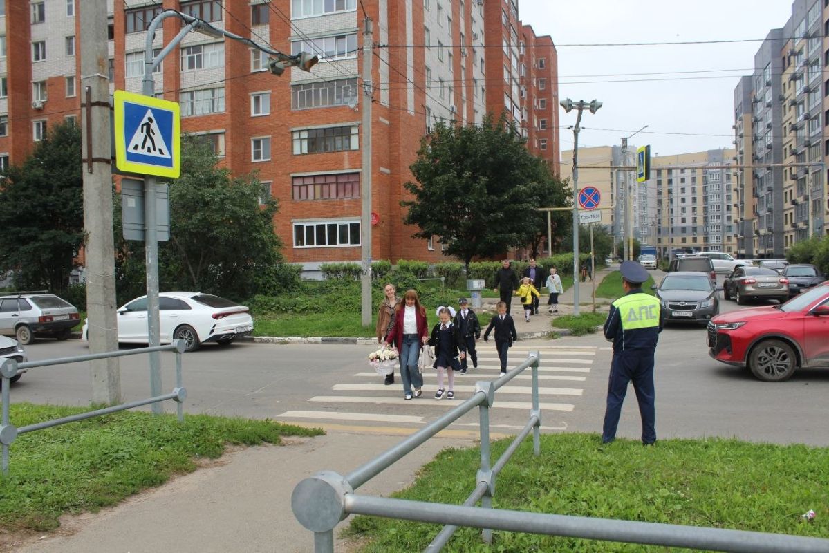 В Марий Эл автоинспекторы обеспечивают безопасность на пешеходных переходах у образовательных организаций В Марий Эл автоинспекторы обеспечивают безопасность на пешеходных переходах у образовательных организаций