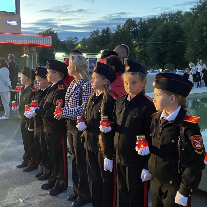 Антон Трудинов: Сегодня, в День солидарности в борьбе с терроризмом, жители Йошкар-Олы зажгли свечи Антон Трудинов: Сегодня, в День солидарности в борьбе с терроризмом, жители Йошкар-Олы зажгли свечи