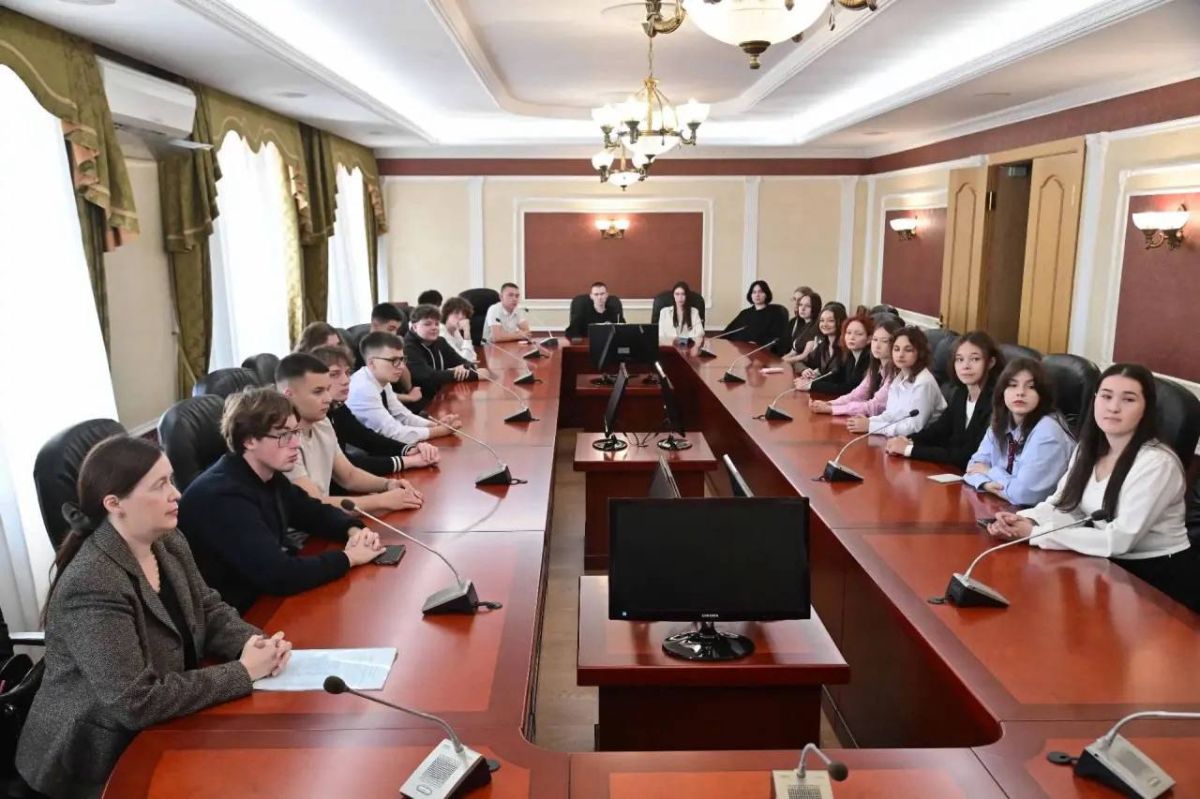 Первый заместитель Председателя Правительства Марий Эл вручила студенческие билеты будущим управленцам Первый заместитель Председателя Правительства Марий Эл вручила студенческие билеты будущим управленцам
