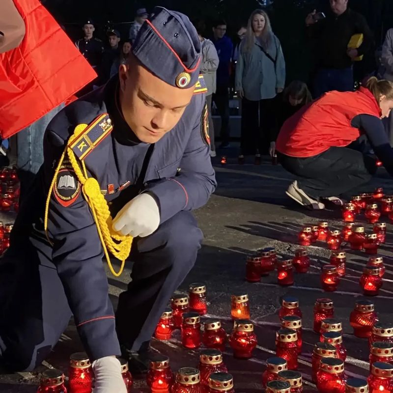 Антон Трудинов: Сегодня, в День солидарности в борьбе с терроризмом, жители Йошкар-Олы зажгли свечи Антон Трудинов: Сегодня, в День солидарности в борьбе с терроризмом, жители Йошкар-Олы зажгли свечи