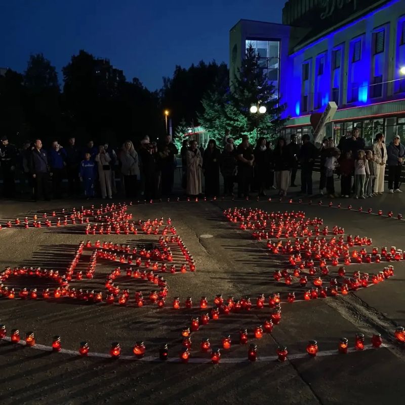 Антон Трудинов: Сегодня, в День солидарности в борьбе с терроризмом, жители Йошкар-Олы зажгли свечи Антон Трудинов: Сегодня, в День солидарности в борьбе с терроризмом, жители Йошкар-Олы зажгли свечи