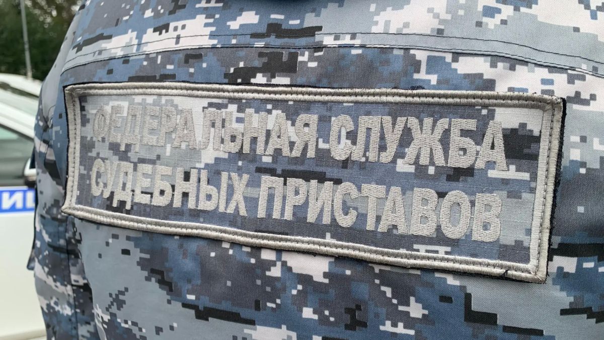 В Марий Эл должник попытался скрыться от приставов во время ареста его иномарки