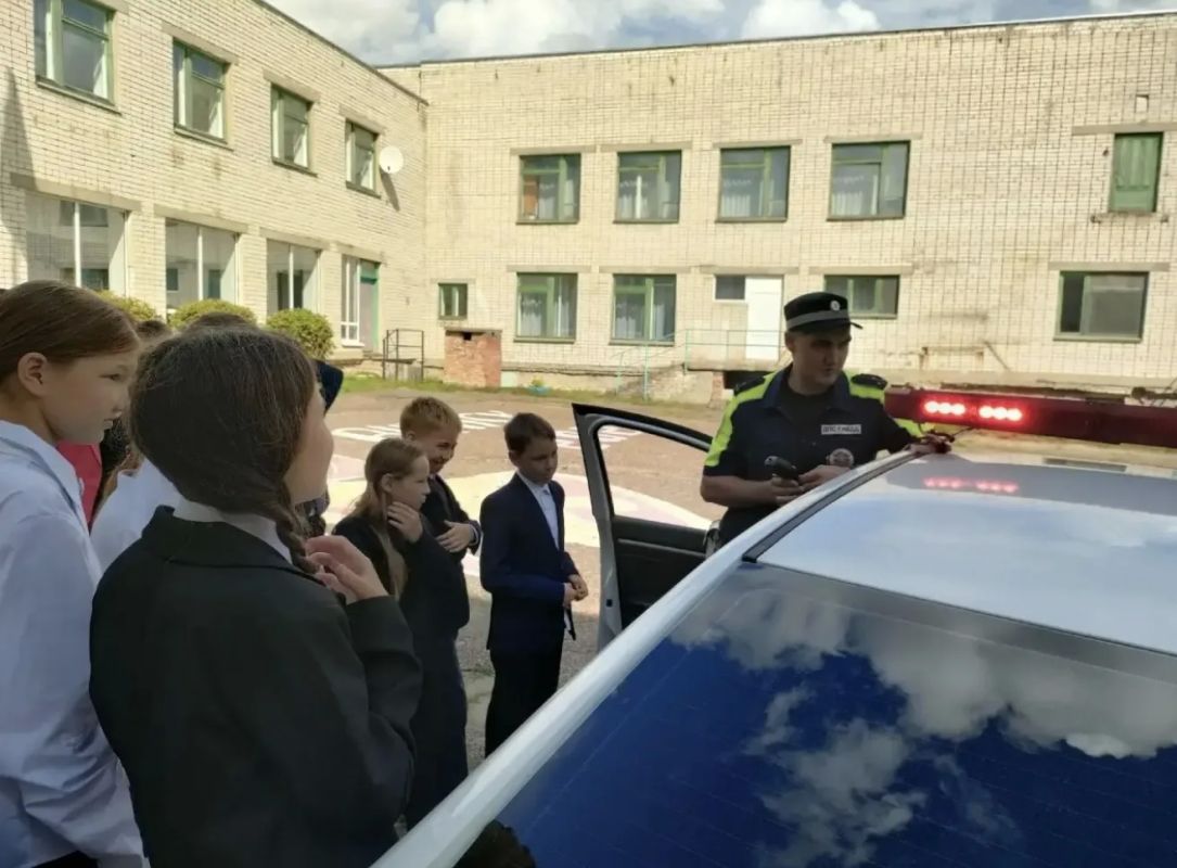 В школах отдаленных населенных пунктов Волжского муниципального округа автоинспекторы проводят уроки дорожной безопасности В школах отдаленных населенных пунктов Волжского муниципального округа автоинспекторы проводят уроки дорожной безопасности