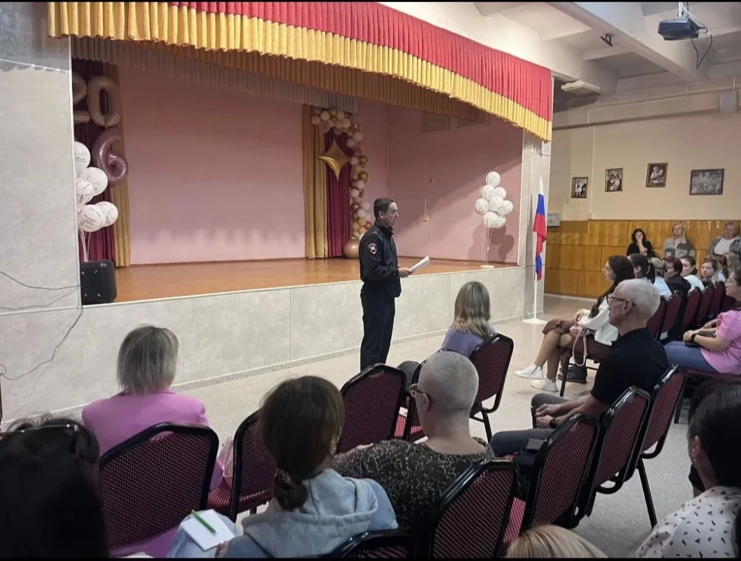 С началом нового учебного года сотрудники Госавтоинспекции возобновили встречи с родительской общественностью на школьных собраниях С началом нового учебного года сотрудники Госавтоинспекции возобновили встречи с родительской общественностью на школьных собраниях