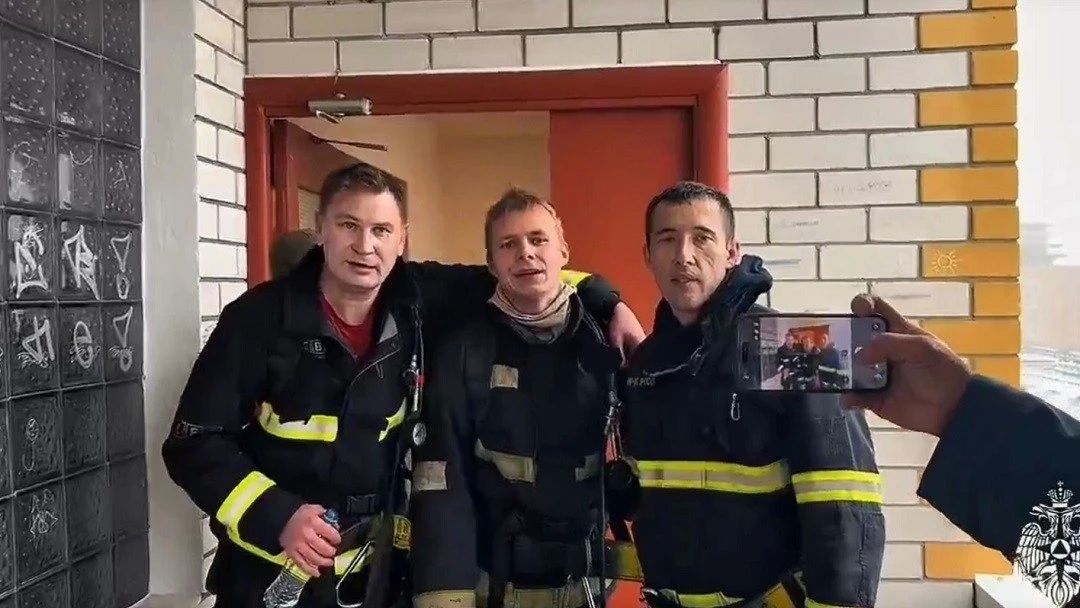 В Йошкар-Оле прошли соревнования пожарных «Вертикальный вызов»: бойцы в полной экипировке (~30 кг) на скорость поднимались на 16-й этаж дома на бульваре Чавайна