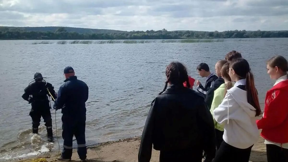 Звениговским школьникам показали работу водолазов