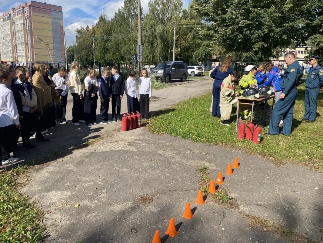В школе № 21 отработали сценарий пожара, участие приняли более 500 человек В школе № 21 отработали сценарий пожара, участие приняли более 500 человек
