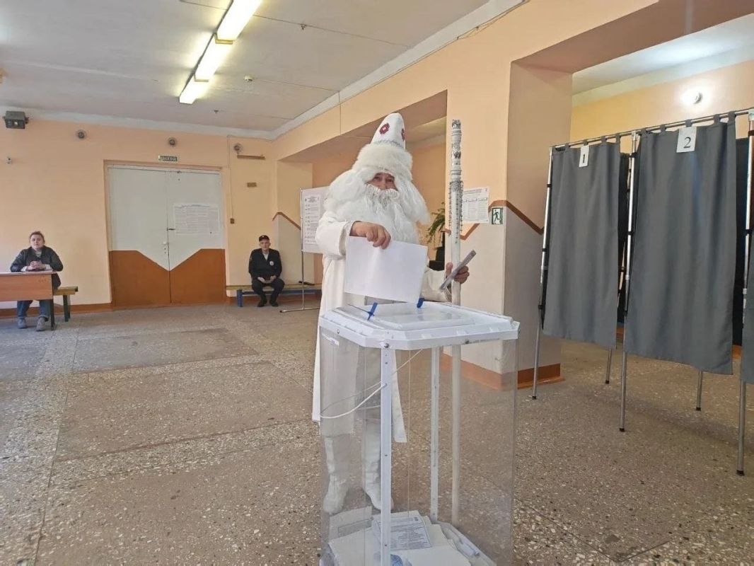 В Сернурском районе на избирательном участке заметили необычного избирателя — марийского Деда Мороза