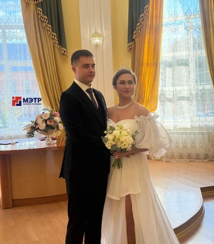 Супруги Васеневы сегодня не только создали новую ячейку общества, но и взяли на себя ответственность за будущее страны Супруги Васеневы сегодня не только создали новую ячейку общества, но и взяли на себя ответственность за будущее страны