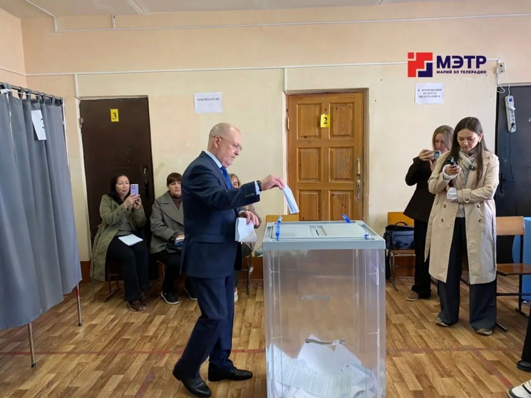 Одним из первых участковую избирательную комиссию посетил и председатель Госсобрания Марий Эл Михаил Васютин