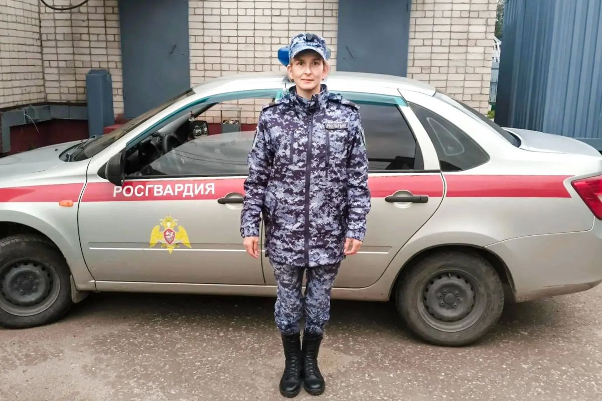 В Марий Эл сотрудница вневедомственной охраны Росгвардии старший сержант Ольга Янаева в свой выходной оказала помощь пострадавшему в ДТП В Марий Эл сотрудница вневедомственной охраны Росгвардии старший сержант Ольга Янаева в свой выходной оказала помощь пострадавшему в ДТП