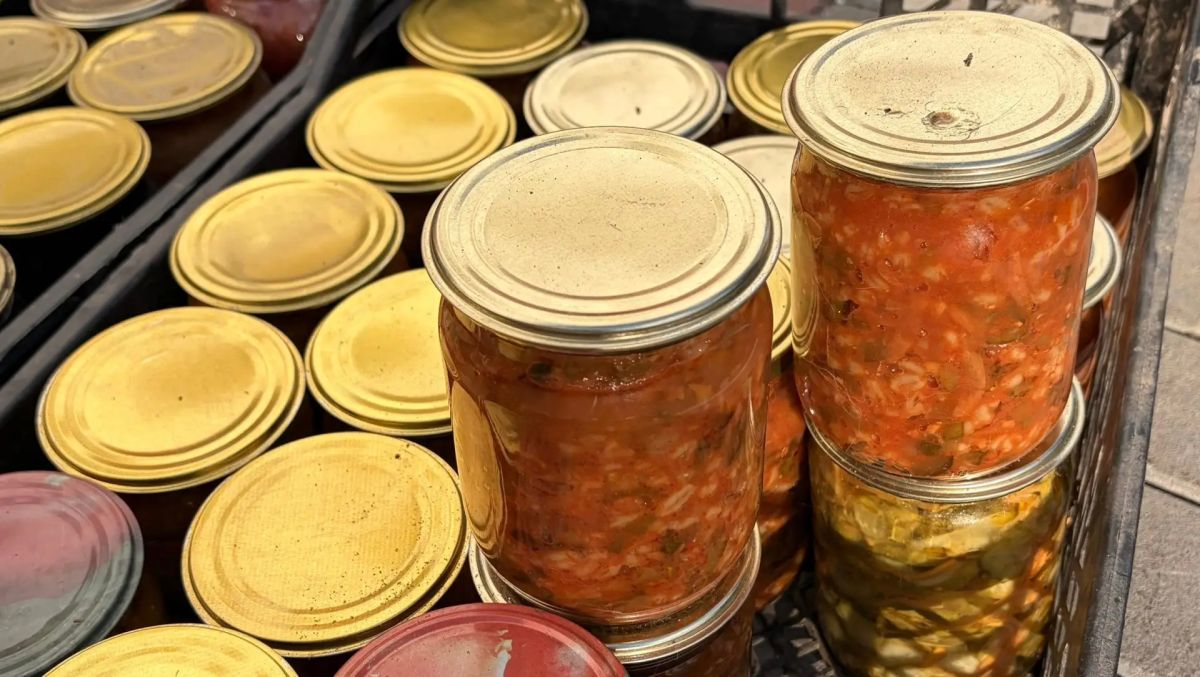 Семья из Медведевского района передала бойцам домашние закрутки