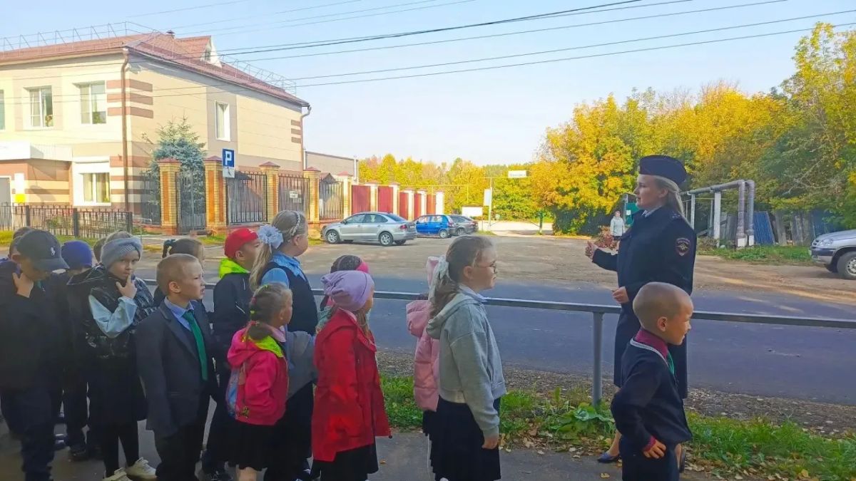 В поселке Сернур сотрудники Госавтоинспекции провели пешеходную экскурсию для первоклассников В поселке Сернур сотрудники Госавтоинспекции провели пешеходную экскурсию для первоклассников