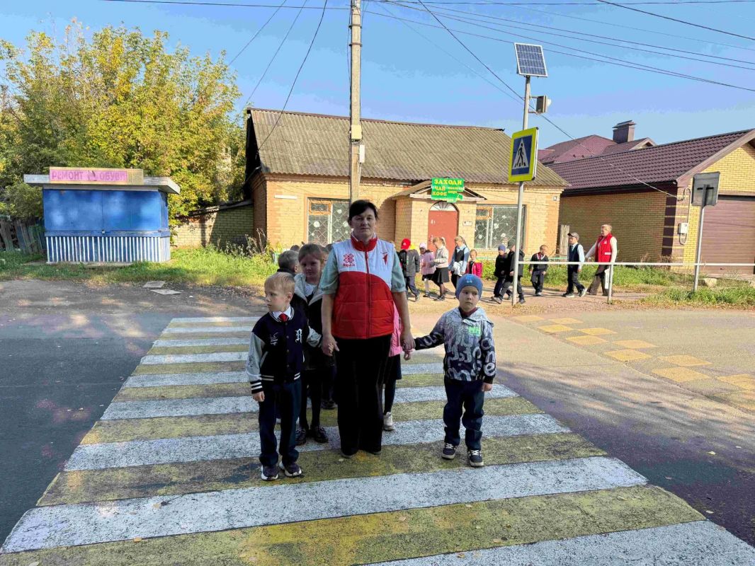 В поселке Сернур сотрудники Госавтоинспекции провели пешеходную экскурсию для первоклассников В поселке Сернур сотрудники Госавтоинспекции провели пешеходную экскурсию для первоклассников