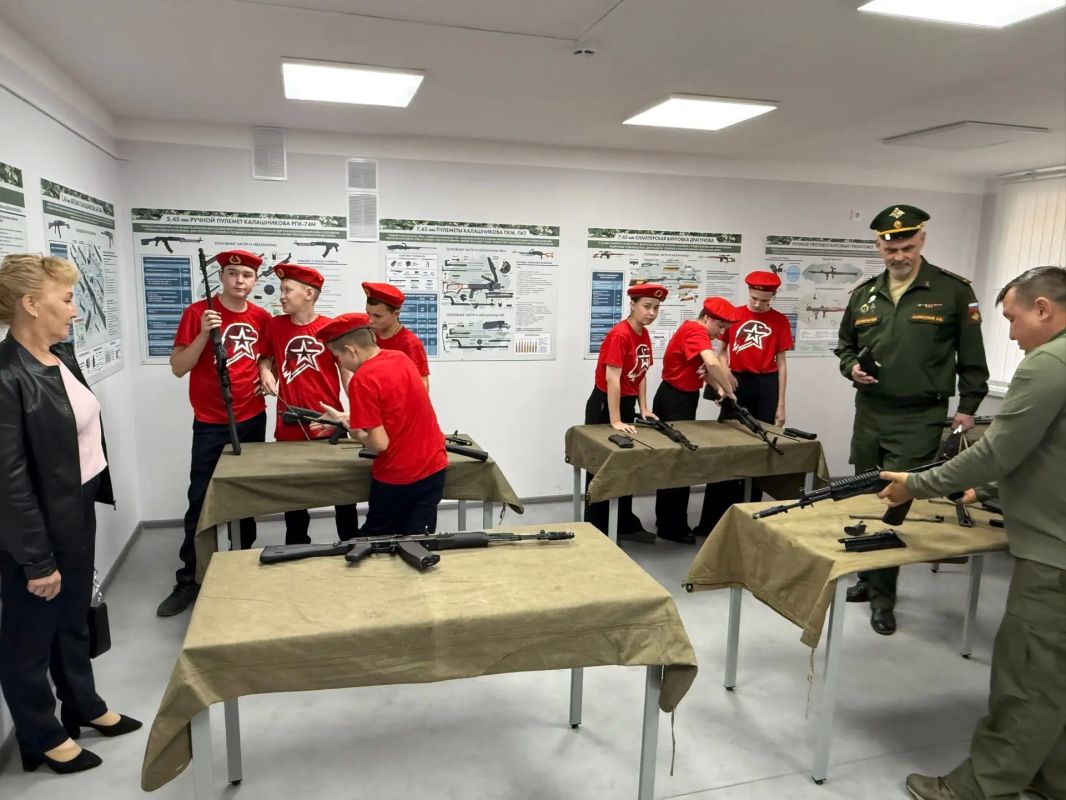 Антон Трудинов: С гордостью за будущее: в Йошкар-Оле распахнул двери Дом юнармии! Антон Трудинов: С гордостью за будущее: в Йошкар-Оле распахнул двери Дом юнармии!